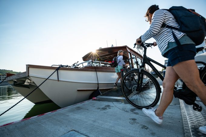 Embarquement des vélos au port de Tournon